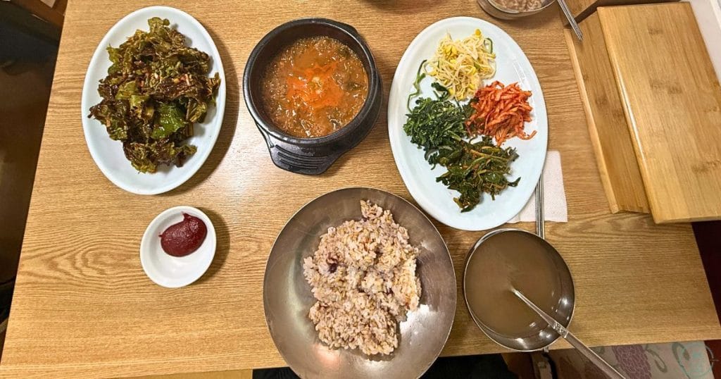 韓国・清州、ユッコリ市場のヨンファポリパプ (영화보리밥) の麦ごはん2