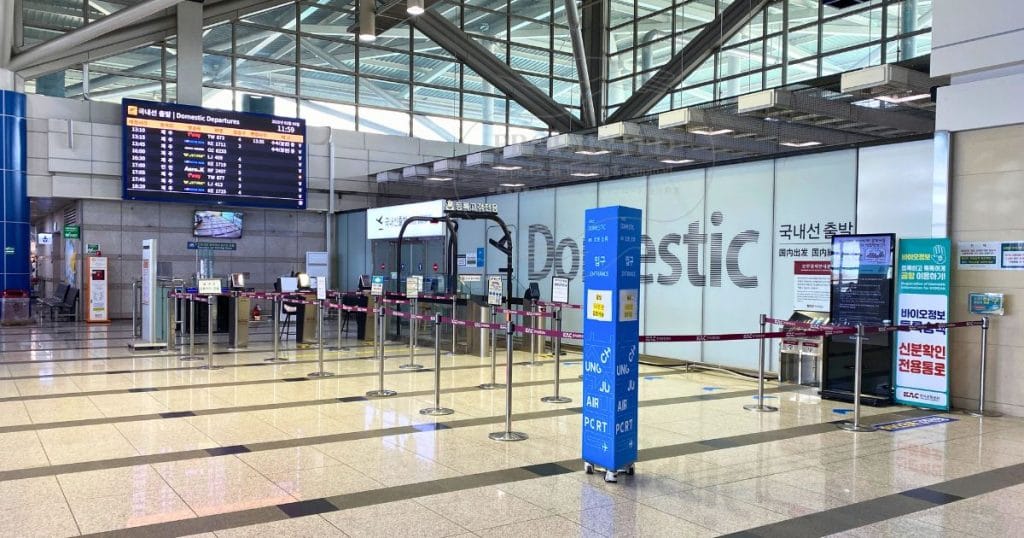 清州国際空港2階、国内線出発