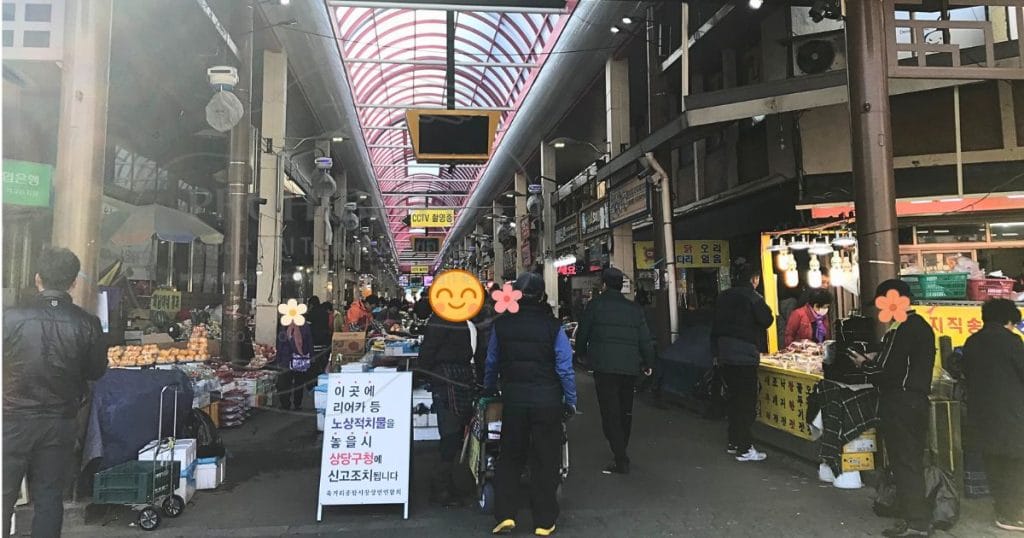 韓国清州、ユッコリ総合市場のアーケードの風景