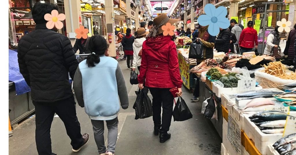 韓国清州、ユッコリ総合市場のアーケードの魚売り場