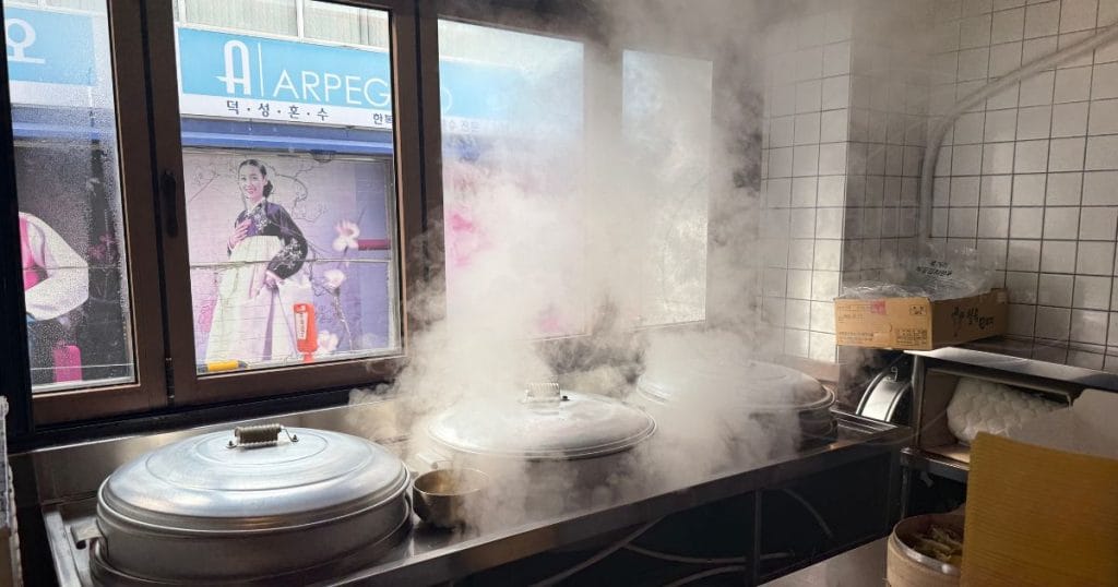 韓国・清州の食堂、ユッコリ ソムンナンマンドゥ内部1