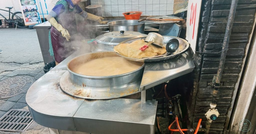 韓国・清州の새가덕순대(セガドクスンデ)の店頭の大釜