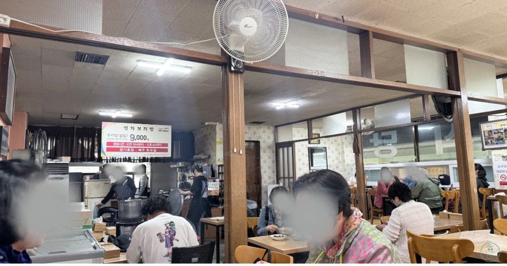 韓国・清州、ユッコリ市場のヨンファポリパプ (영화보리밥) 店内