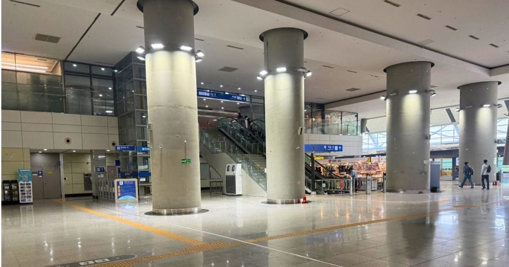 韓国・清州、五松（オソン 오송）駅の2階から3階へ行くエスカレーター