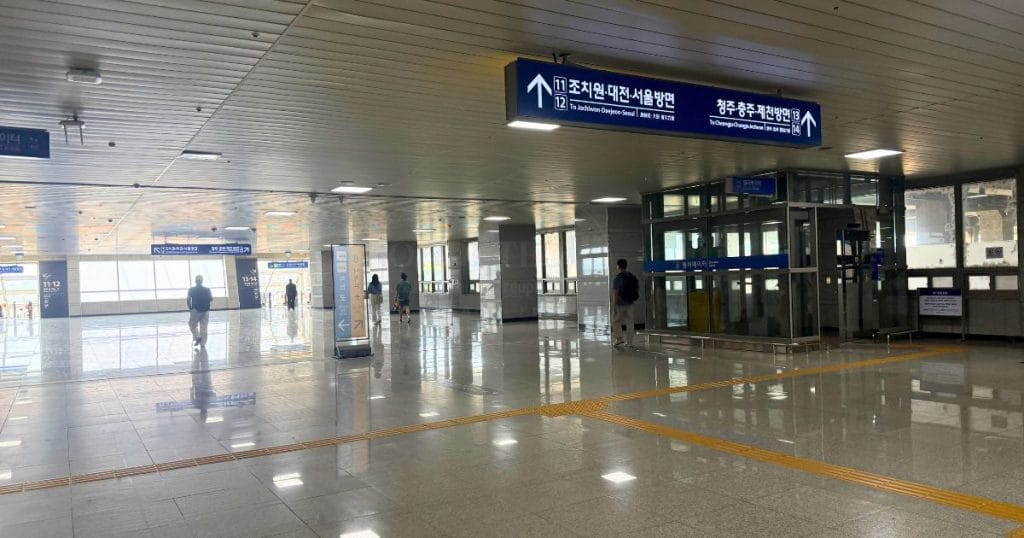 韓国・清州、五松（オソン 오송）駅の在来線（忠北線）ホームへ行く道
