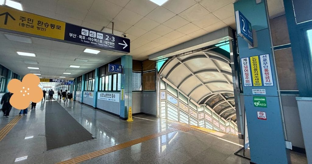 韓国・鳥致院駅 조치원역(ジョチウォン駅/チョチウォン駅)の2階からホームへ降りる階段
出典：清州とことこナナル（みそもち）