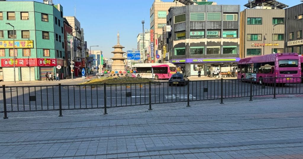 韓国・鳥致院駅 조치원역(ジョチウォン駅/チョチウォン駅)の前のバス停留所
出典：清州とことこナナル（みそもち）