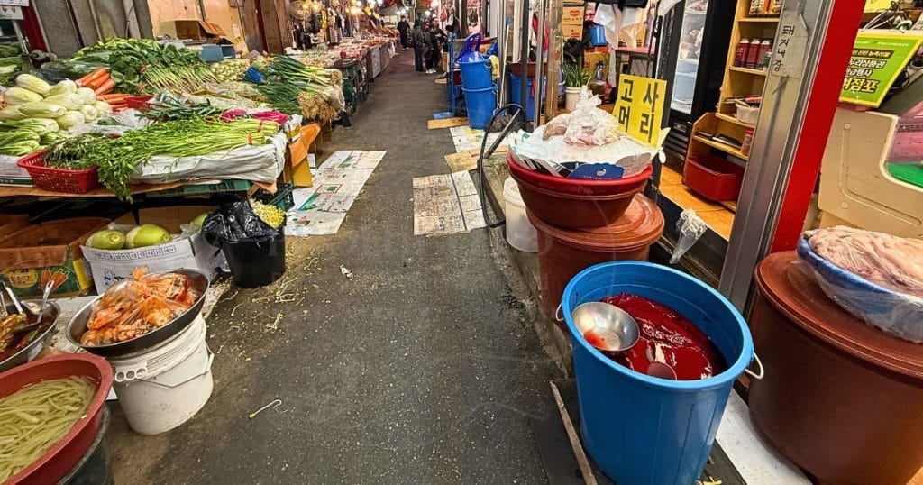 韓国清州、ユッコリ総合市場の小道の肉屋２