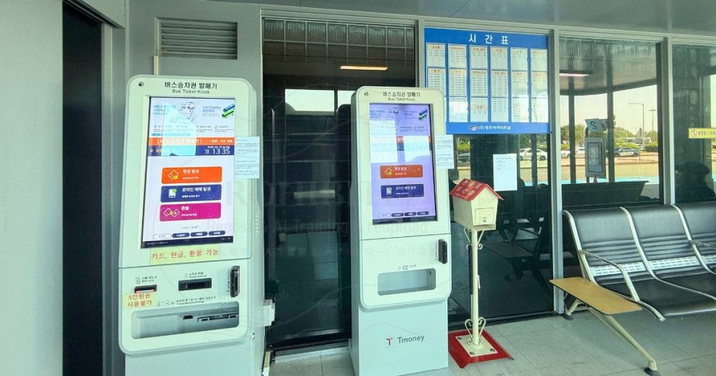 清州国際空港1階外、高速バス券売機