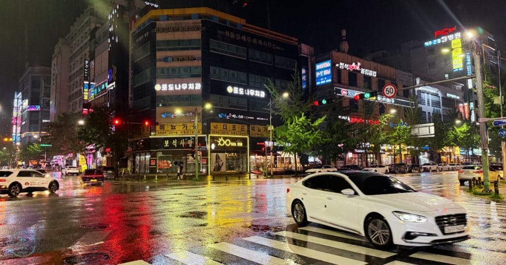 韓国・清州市の雨が降る夜の강서동(カンソドン)の風景