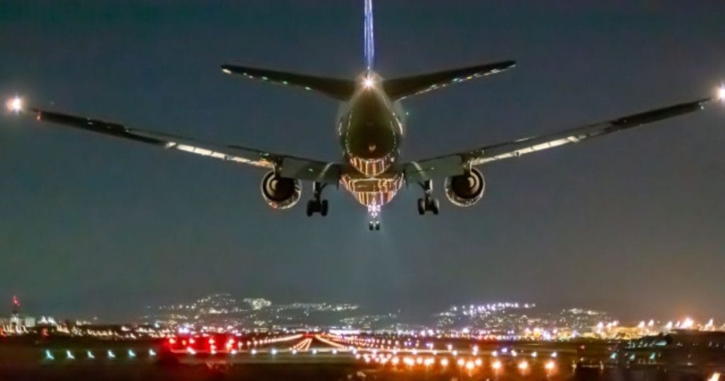 韓国・清州空港に夜に着陸する飛行機のイメージ