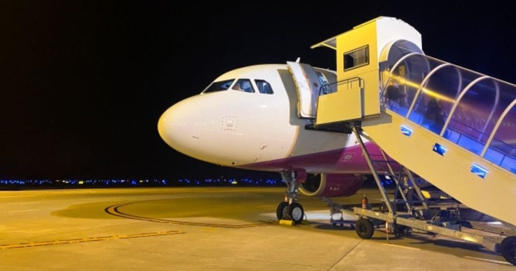 韓国・清州空港に夜に着陸する飛行機のイメージ2