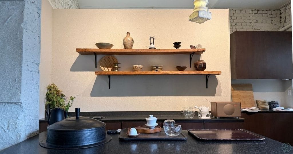 韓国・清州のカフェ「1913청주부엌(イルグイルサム・チョンジュブオク)」の店内キッチンの様子
