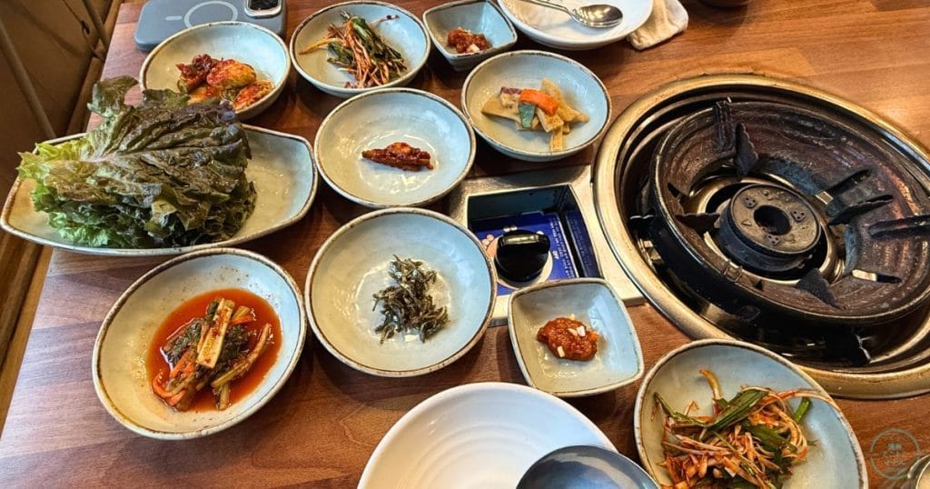 韓国・清州のチャグリ専門店「대추나무집・テチュナムジプ」のテーブルに並べられるおかず