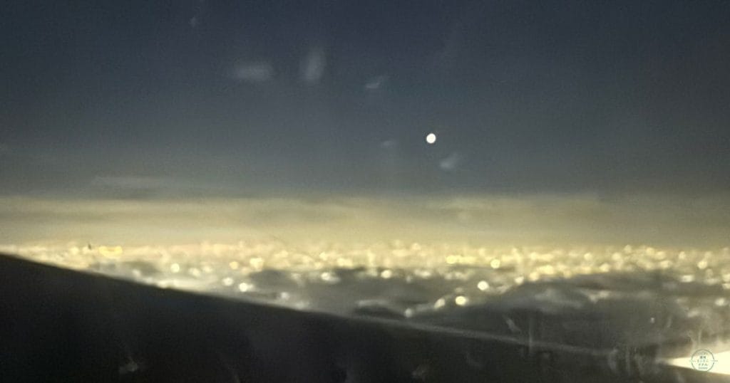 成田空港から韓国・清州空港へ行くエアロKの機内からみた夜景