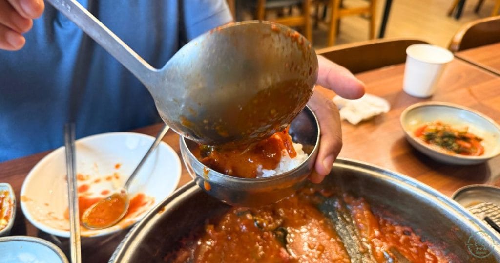 韓国・清州のチャグリ専門店「대추나무집・テチュナムジプ」のチャグリの煮詰まったスープでご飯を食べる