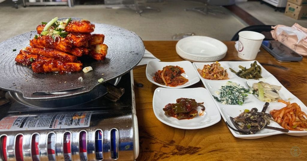 화정식당(ファジョンシクタン)の더덕정식(トドクジョンシク/トドク=ツルニンジンの根を使った韓定食)