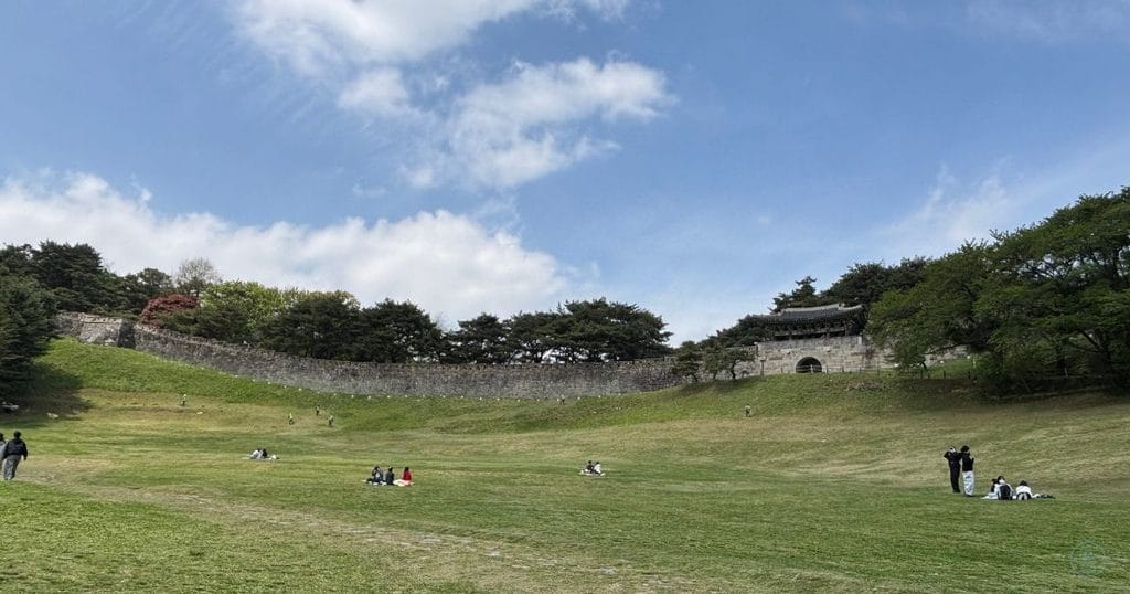 韓国・清州市にある昔の山城の城壁「サンダンサンソン:상당산성」の下側の芝生公園遠くに南門