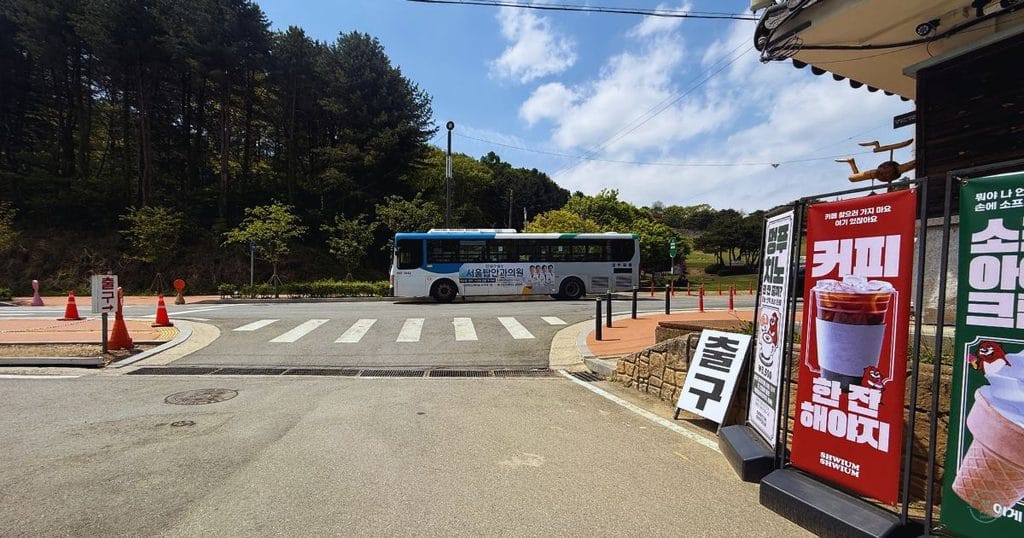 韓国・清州市にある昔の山城の城壁「サンダンサンソン:상당산성」の下側の芝生公園前の駐車場と売店2