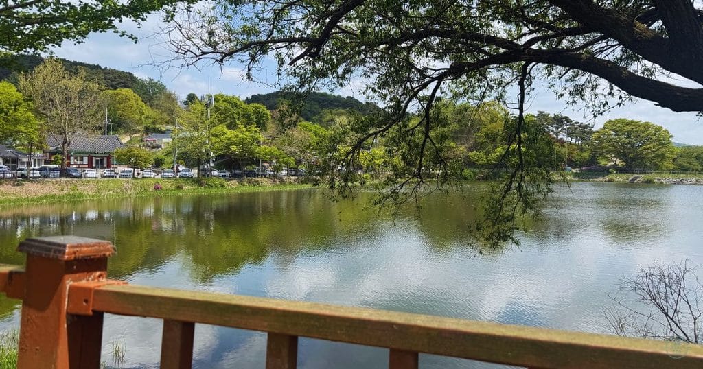 韓国・清州市にある昔の山城の城壁「サンダンサンソン:상당산성」の上側の貯水池から望むサンソンマウル