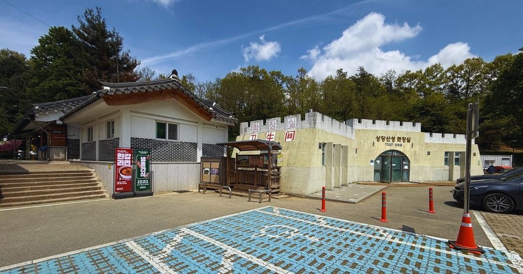 韓国・清州市にある昔の山城の城壁「サンダンサンソン:상당산성」の下側の芝生公園前の駐車場と売店