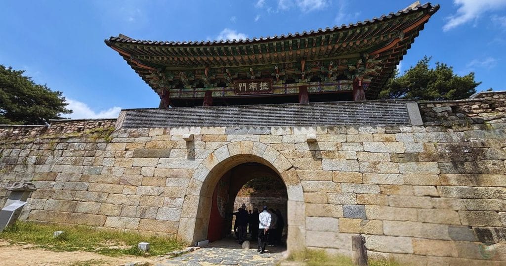韓国・清州市にある昔の山城の城壁「サンダンサンソン:상당산성」の南門の「控南門(공남문」