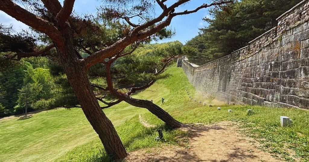 韓国・清州市にある昔の山城の城壁「サンダンサンソン:상당산성」の南門の遊歩道