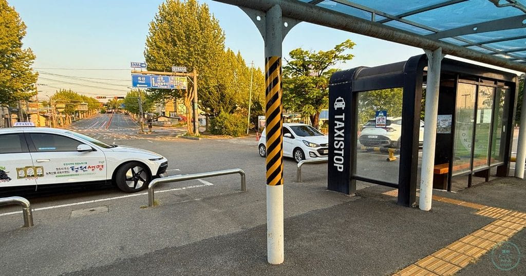 駅前のタクシー乗車場とバスの停留所