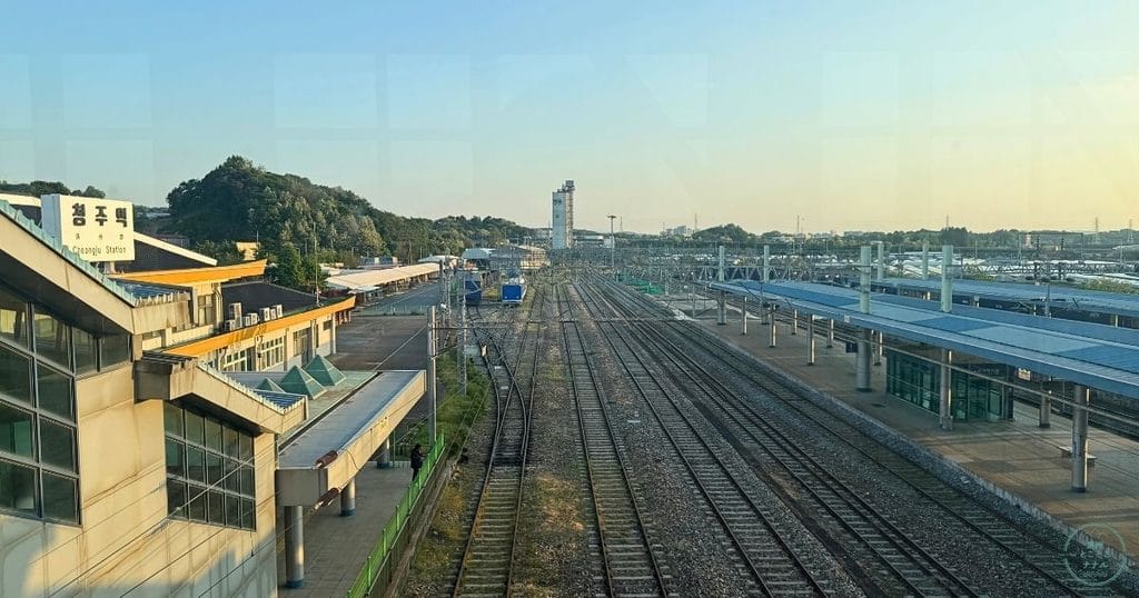 韓国・清州の清州駅のホームを2階から見る