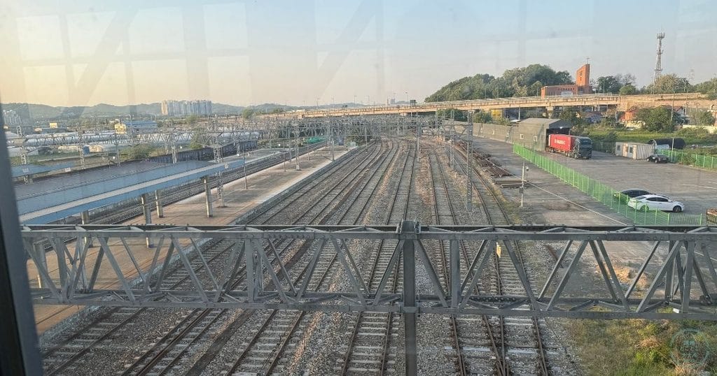 韓国・清州の清州駅の線路。横にはトラック用駐車場