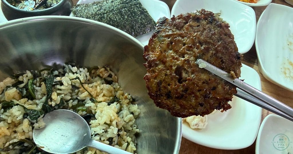 韓国・清州のカンチョン コンドゥレ(강촌곤드레)の동그랑땡:キノコと野菜で作った동그랑땡(トングランテン)を箸で持ち上げたところ