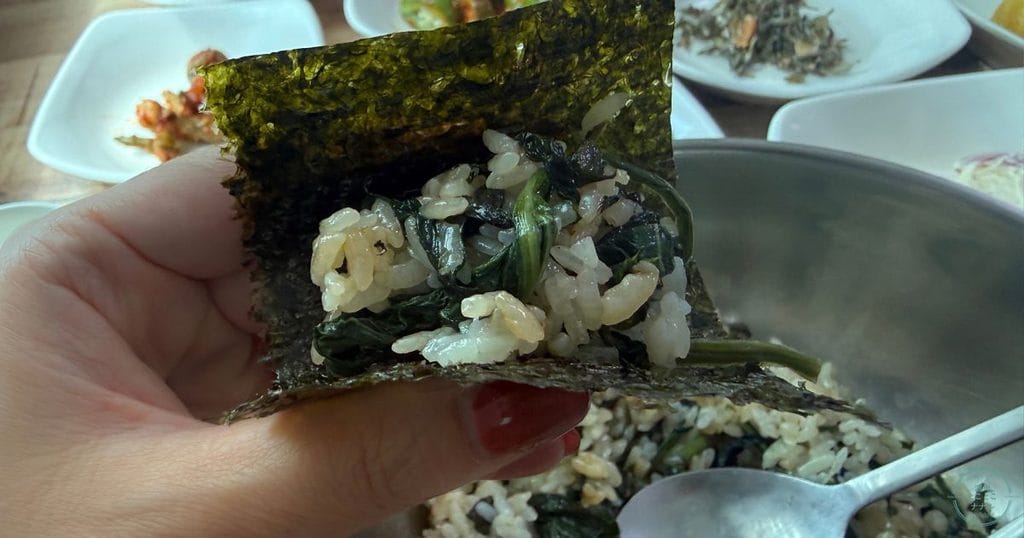 韓国・清州のカンチョン コンドゥレ(강촌곤드레)のコンドゥレ定食のコンドゥレご飯(곤드레밥)を焼き海苔で包んでいただきます