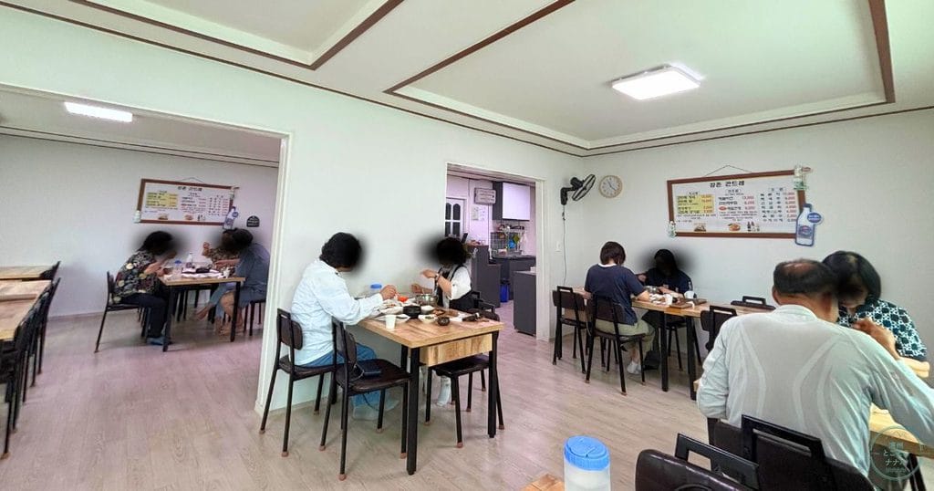 韓国・清州のカンチョン コンドゥレ(강촌곤드레)の店内。白い壁の明るい食堂とテーブル席