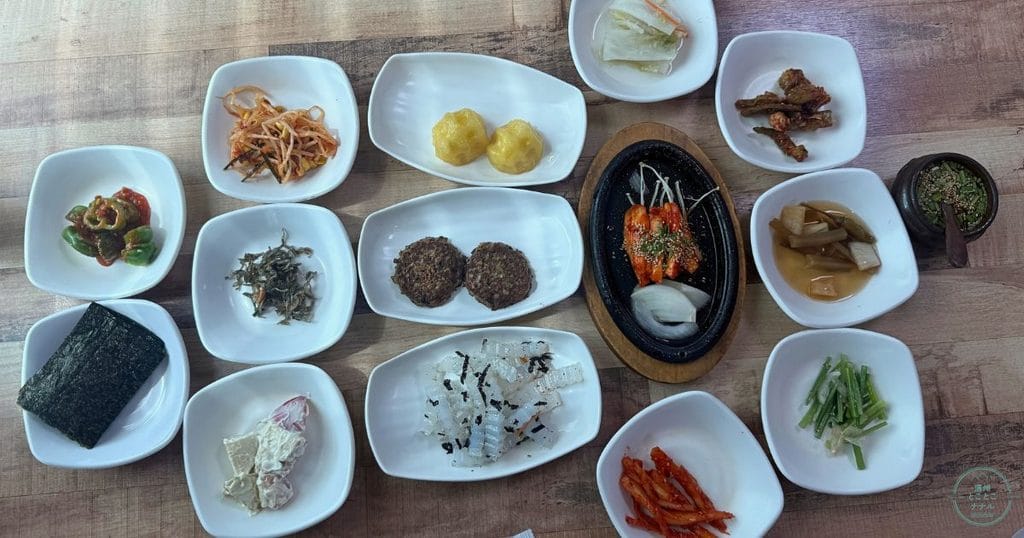 韓国・清州のカンチョン コンドゥレ(강촌곤드레)のコンドゥレ定食。おかず14品