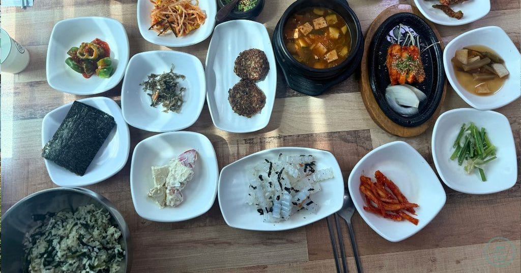 韓国・清州のカンチョン コンドゥレ(강촌곤드레)のコンドゥレ定食。おかず14品と된장찌개、더덕구이を真上から撮影