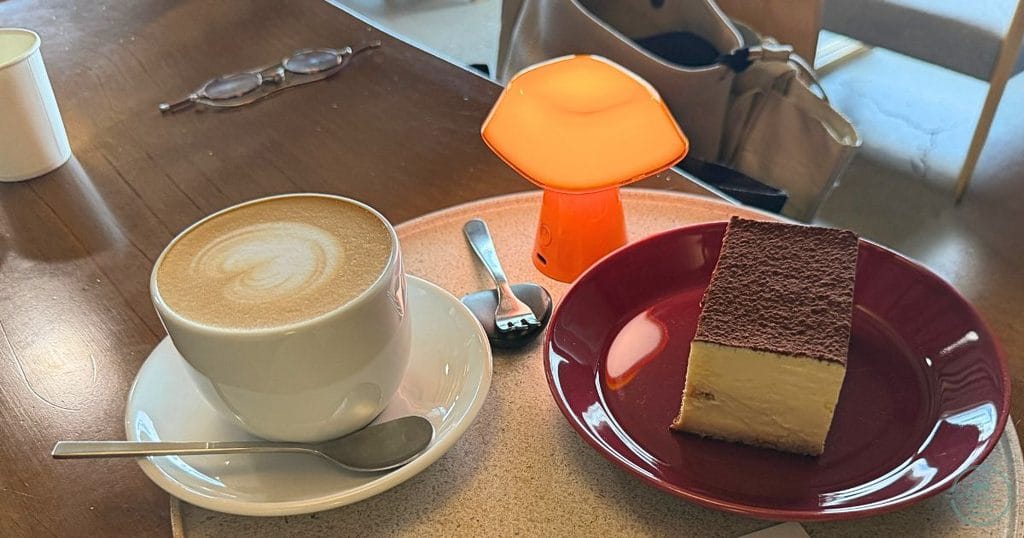 韓国・清州のカフェ「ジュニスコーヒー(주니스커피)」のラテ