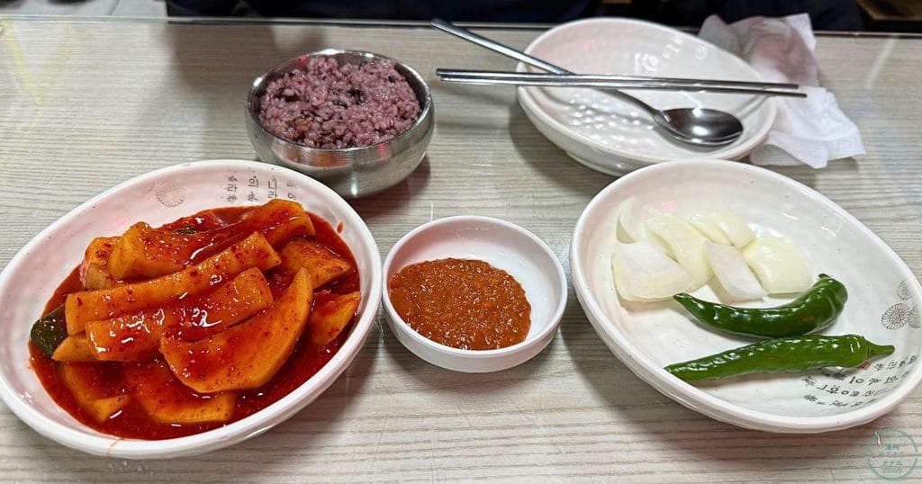 韓国・清州のサジッコル ヘジャングク:사직골해장국の뼈다귀 해장국(ピョダグィ ヘジャングク)のおかず