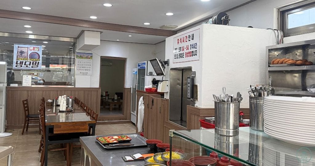 韓国・清州の서문우동（ソムンウドン：西門うどん）の店内の様子。食事が運ばれてくる業務用エレベーターがあります