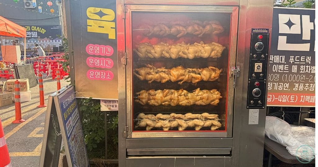 韓国・清州のユッコリ市場の夜市/ナイトマーケット、육거리야시장 만원:ユッコリヤシジャン マンウォンの会場のチキン丸焼き